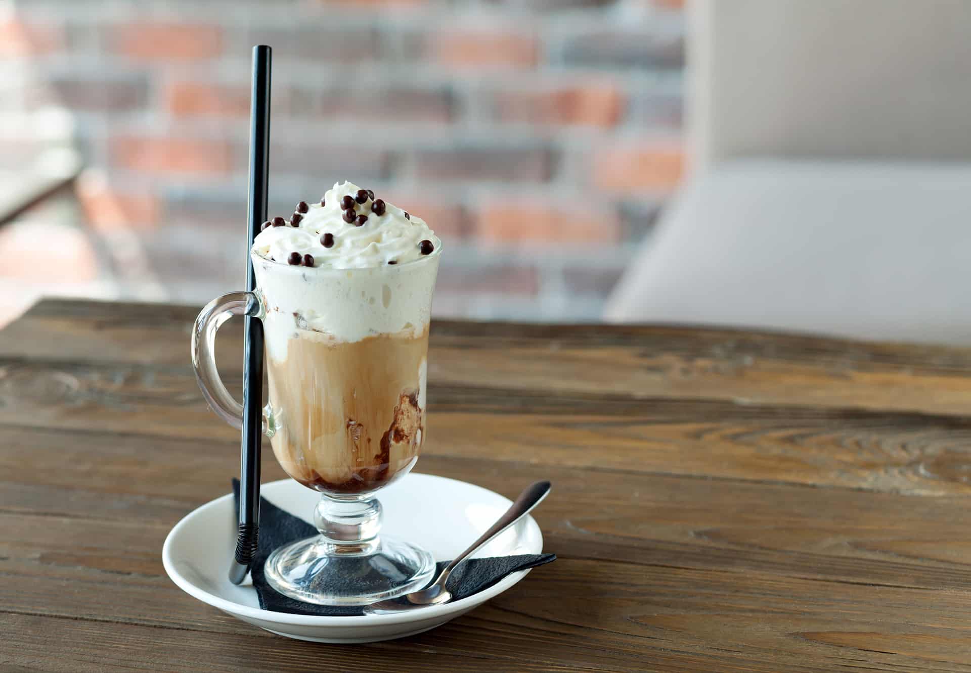 Kawa z czekoladą mokka w wysokiej szklance