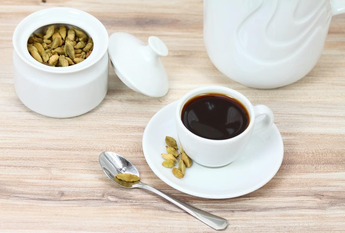 Czarna kawa i nasiona kardamonu